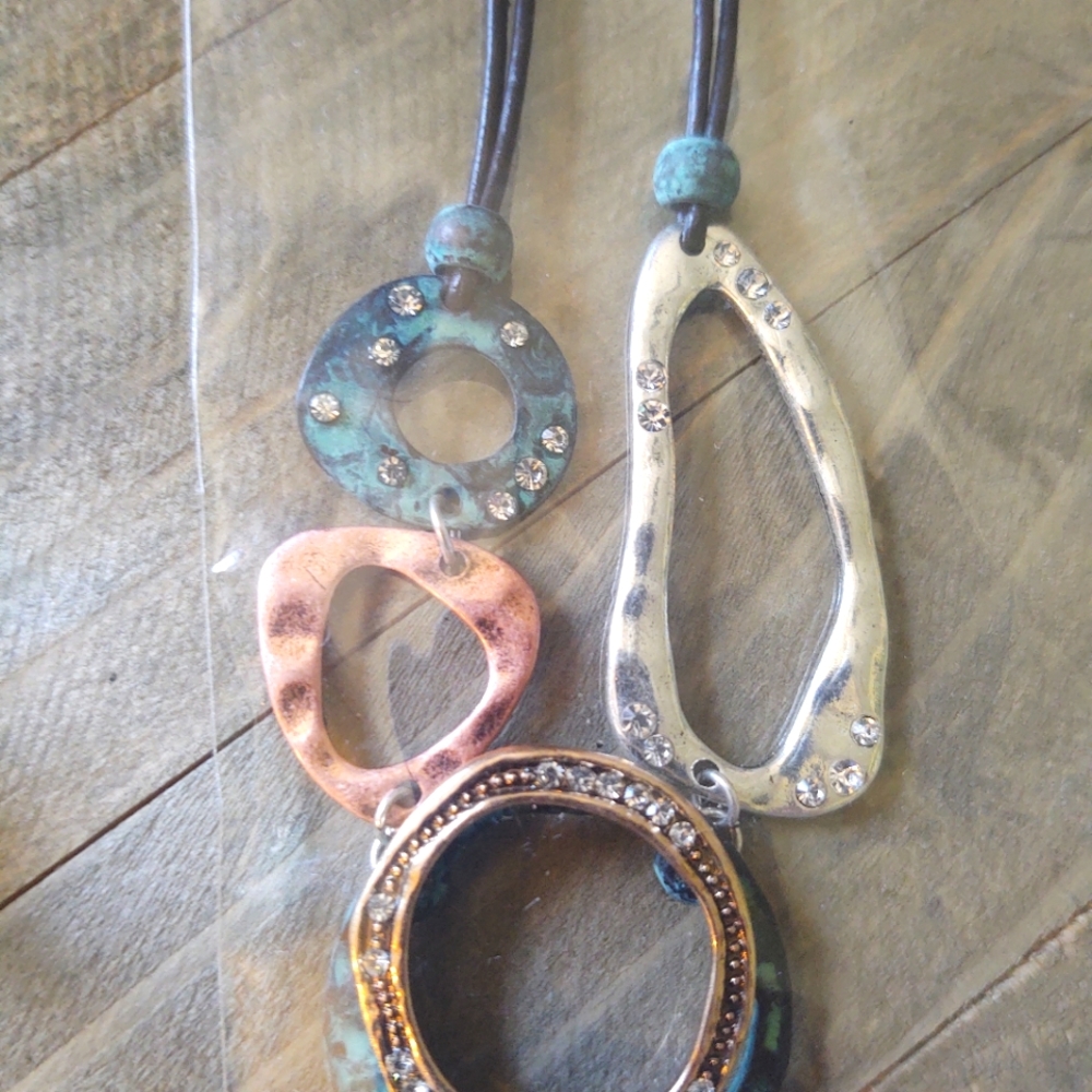 STORY by DaVinci hammered metal organic shape leatherette cord necklace set - Picture 3 of 4